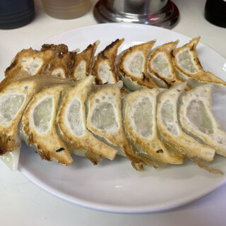 ぎょうざ専門店 赤萬 元町店