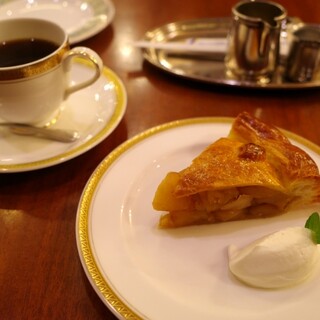 トリコロール 本店