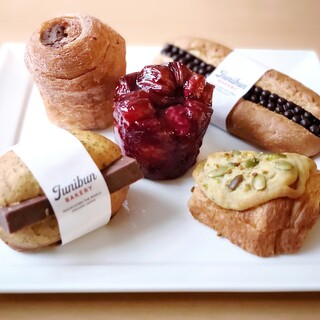 ジュウニブンベーカリー 新宿店