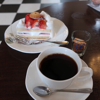 カフェ フロインドリーブ 本店