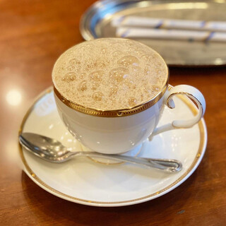 トリコロール 本店