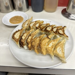 ぎょうざ専門店 赤萬 元町店